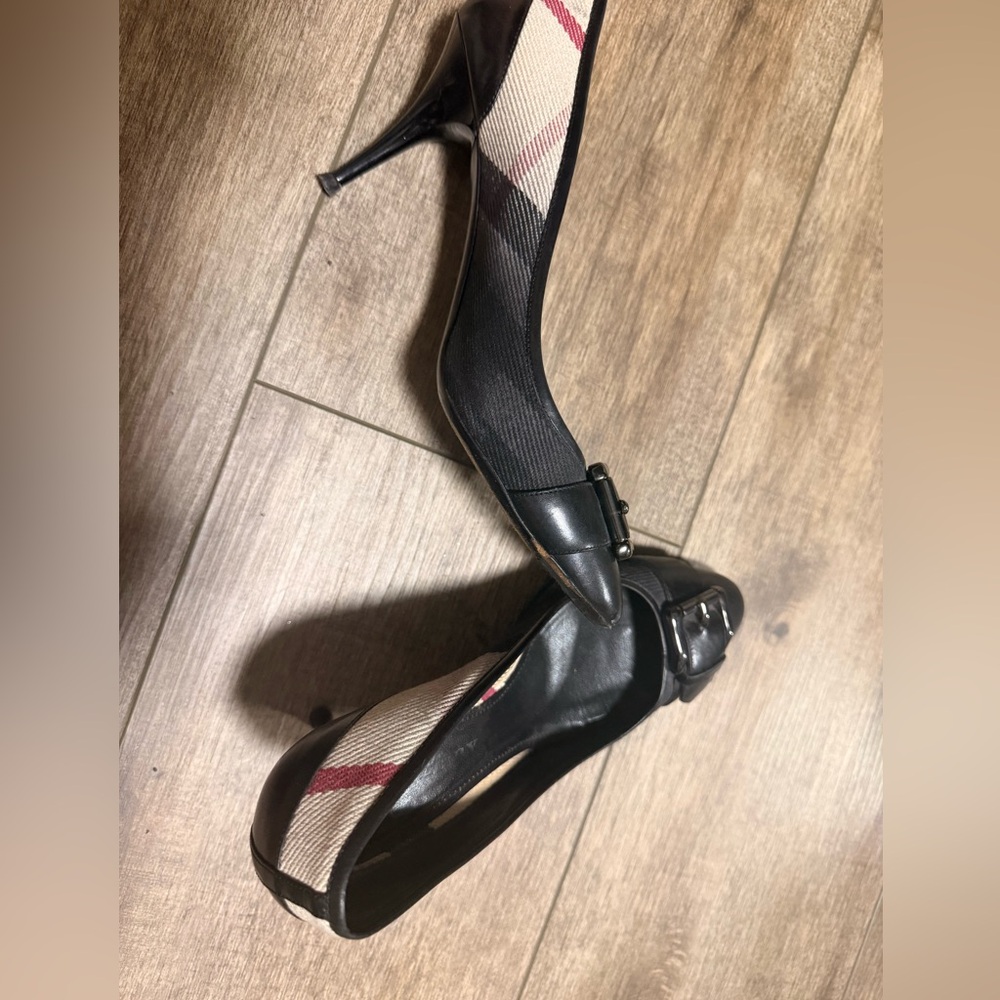 Burberry Black Leather Pointed Toe Pumps with Signature Plaid Accent